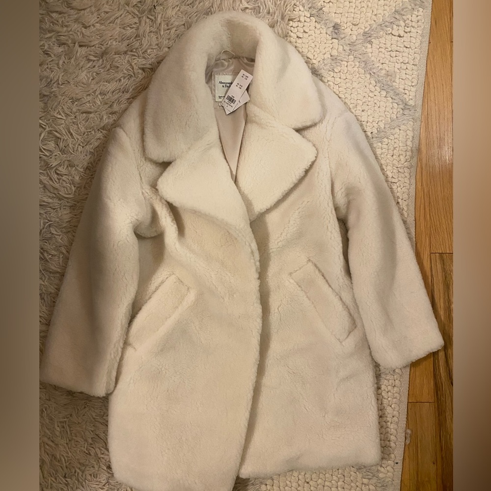 NWT: Abercrombie and Fitch Teddy Bear Coat (Creme) Size Small